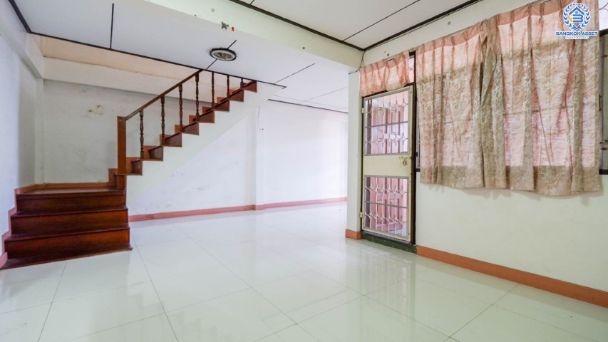 ทาวน์เฮ้าส์มือสองย่านนนทบุรี ซอย วงศ์สว่าง15 บางซื่อ บ้านสวยพร้อมเข้าอยู่ เนื้อที่ 21 ตร.ว. ฟังก์ชัน 2 ห้องนอน 2 ห้องน้ำ (แถมเครื่องปรับอากาศ 2 เครื่อง)  บนทำเลติดถนนวงศ์สว่าง เชื่อมต่อถนน รัตนาธิเบศร์ ใกล้รถไฟฟ้า "สถานีวงศ์สว่าง"